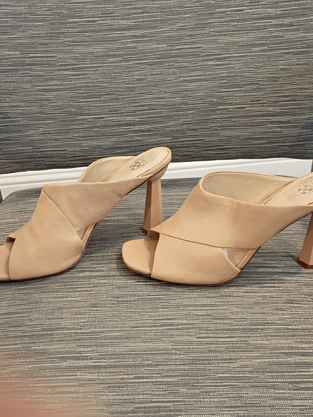 Vince Camuto Women Nude Leather Crossover Open-Toe Mules Size 9.5 M